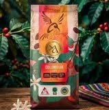 Entorno de cafetos con cerezas maduras integradas en la vegetación